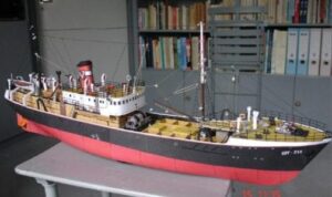 supertrawler b 10 - Steam trawler RADOMKA GDY 214 Paper Model